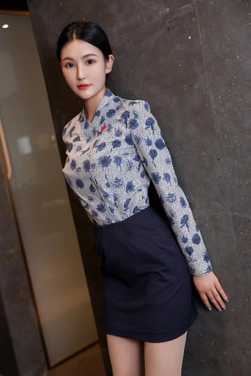 公与秀婷厨房猛烈进出视频